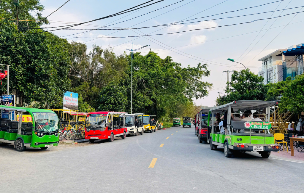 Xe điện - Phương tiện di chuyển chính trên các tuyến đảo Cô Tô - Vân Đồn. Ảnh: Mạnh Trường